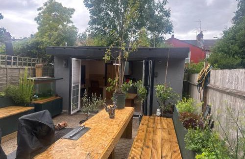 Childs Hill Apartment | 1 Bed Studio - Sleeps 2 - Parking - Wifi
