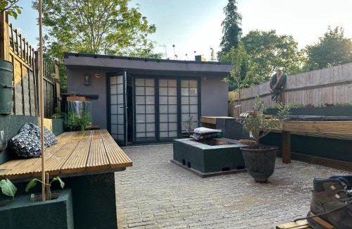 Childs Hill Apartment | 1 Bed Studio - Sleeps 2 - Parking - Wifi