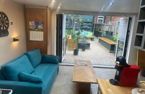 Childs Hill Apartment | 1 Bed Studio - Sleeps 2 - Parking - Wifi