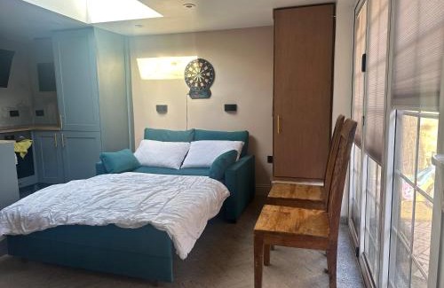 Childs Hill Apartment | 1 Bed Studio - Sleeps 2 - Parking - Wifi