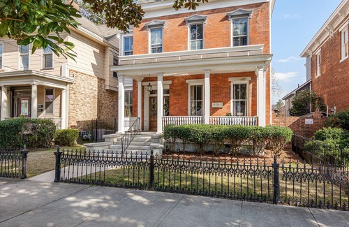 Olde Town Augusta Apartment | 1 bedroom, 1 bathroom studio apartment in Downtown Augusta. The sleeping arrangements for this unit is a full sized bed.