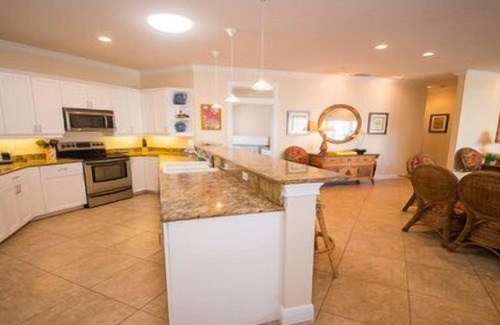 Bradenton Beach Hotel | 1 Bedroom, 2 Bathroom Penthouse. Pet Friendly