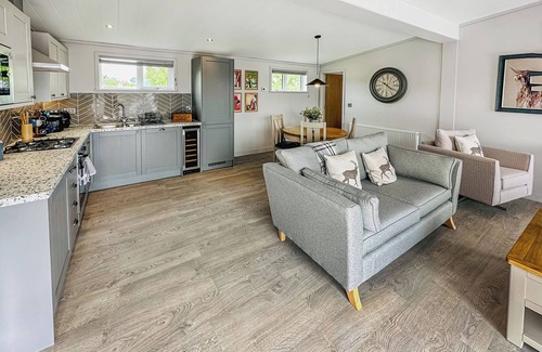 Bredons Hardwick Ski Chalet | 1 bedroom accommodation in Tewkesbury