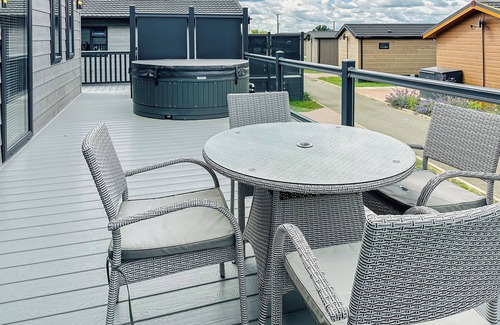 Bredons Hardwick Ski Chalet | 1 bedroom accommodation in Tewkesbury