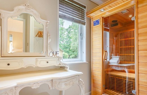 Churchill Cabin | 1 bedroom accommodation in Cotswolds