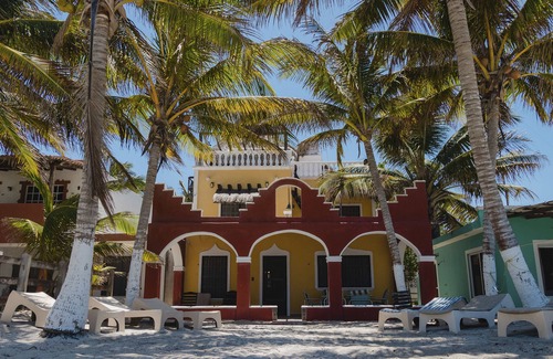 El Cuyo Apartment | 1 Bedroom Beachfront Penthouse for 4 Guests, Wifi, beachfront terrace, Balcony,
