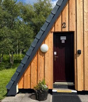 West Laroch Ski Chalet | 1 Bedroom Cabin with Mountain & Loch Views - Quiet Location between Glencoe & Ben Nevis