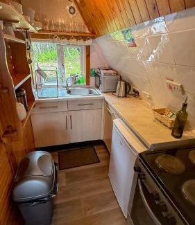 West Laroch Ski Chalet | 1 Bedroom Cabin with Mountain & Loch Views - Quiet Location between Glencoe & Ben Nevis