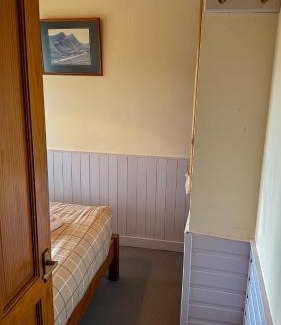 West Laroch Ski Chalet | 1 Bedroom Cabin with Mountain & Loch Views - Quiet Location between Glencoe & Ben Nevis