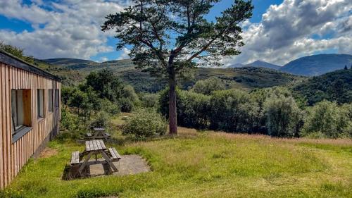 West Laroch Ski Chalet | 1 Bedroom Cabin with Mountain & Loch Views - Quiet Location between Glencoe & Ben Nevis