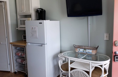 Ocean Isle Beach Condo | 1 bedroom condo. Centrally located and a short walk to everything!