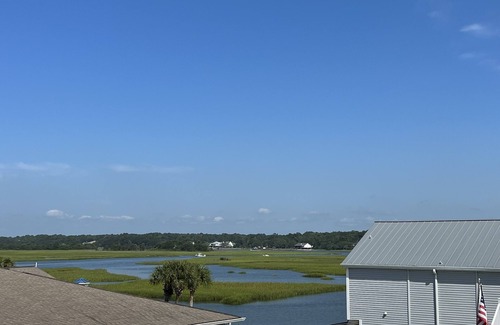 Ocean Isle Beach Condo | 1 bedroom condo. Centrally located and a short walk to everything!