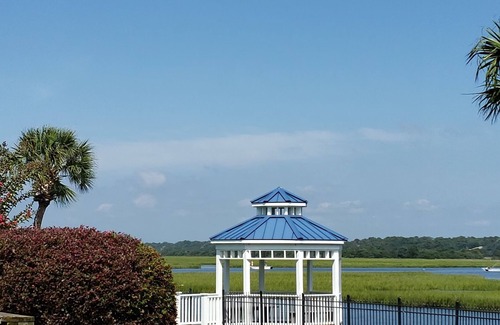 Ocean Isle Beach Condo | 1 bedroom condo. Centrally located and a short walk to everything!