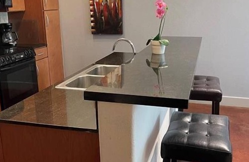 Uptown Condo | 1 Bedroom Condo 208319 by Houzlet
