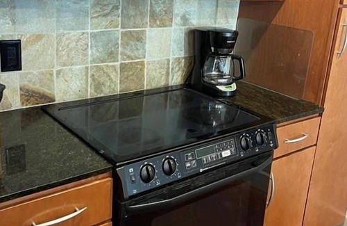 Uptown Condo | 1 Bedroom Condo 208319 by Houzlet