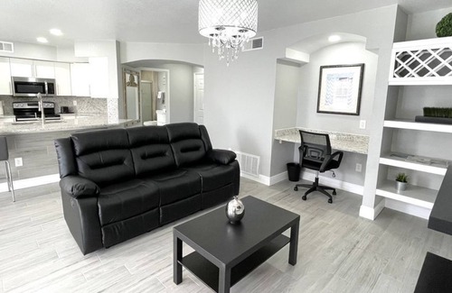 Metro West Condo | 1 Bedroom Condo 318547 by Houzlet