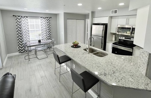 Metro West Condo | 1 Bedroom Condo 318547 by Houzlet
