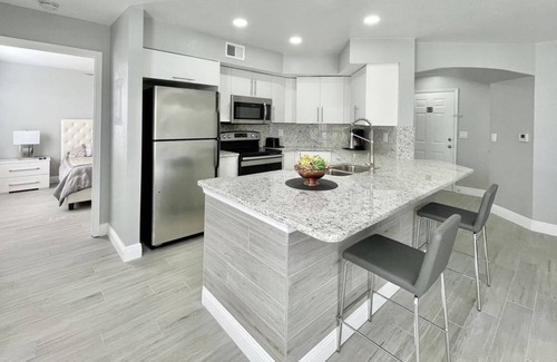 Metro West Condo | 1 Bedroom Condo 318547 by Houzlet