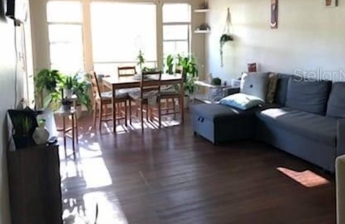 Metro West Condo | 1 Bedroom Condo 421316 by Houzlet