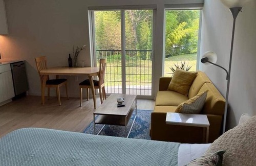 Downtown Condo | 1 Bedroom Condo L-555191 by Houzlet