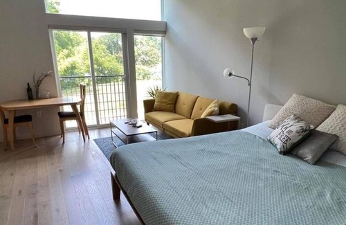 Downtown Condo | 1 Bedroom Condo L-555191 by Houzlet