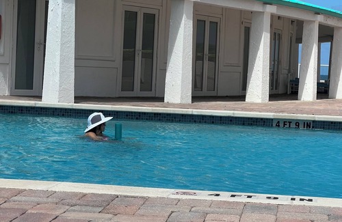 Hutchinson Island South Condo | 1-bedroom ground floor condo steps from ocean and pool at Shuckers Jensen Beach