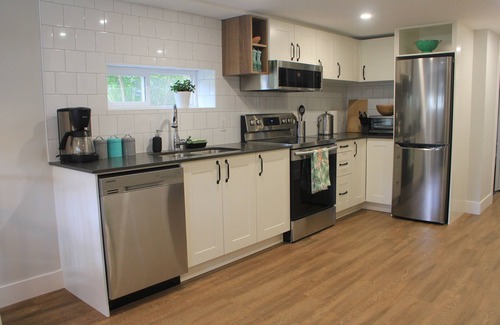 Riley Park House | 💎1 bedroom HiddenGem suite in central Vancouver ✨Clean +Free Wifi +Near All