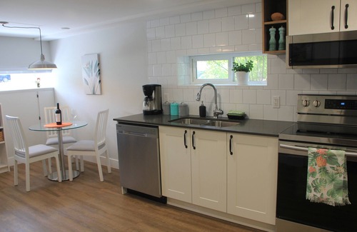 Riley Park House | 💎1 bedroom HiddenGem suite in central Vancouver ✨Clean +Free Wifi +Near All