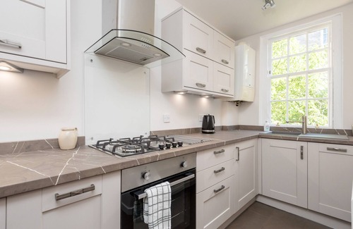 Old Town Apartment | 1 bedroom property with a fantastic view of Edinburgh Castle in the heart of the Old Town