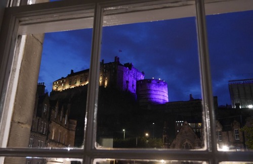Old Town Apartment | 1 bedroom property with a fantastic view of Edinburgh Castle in the heart of the Old Town