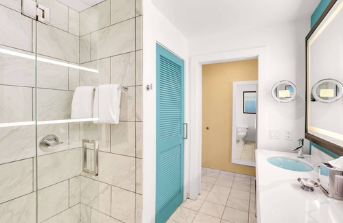 La Playa Hotel | 1-Bedroom Suite at a 4⭐️ Hotel