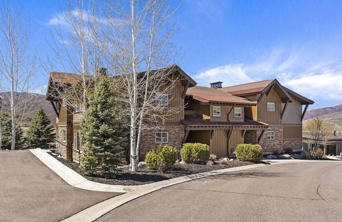 Ogden Condo | 1 Bedroom suite with views of the lake