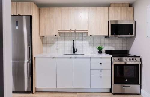 Kitchener Apartment | 1 bedroom Trendy Unit with Living Space and full kitchen in prime location