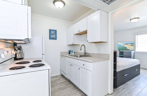Northeast Virginia Beach Condo | 1 Block From Virginia Beach Resort Oceanfront & Boardwalk