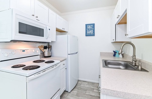 Northeast Virginia Beach Condo | 1 Block From Virginia Beach Resort Oceanfront & Boardwalk
