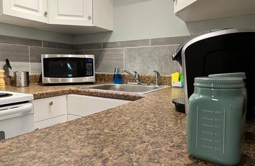 Clearwater Condo | 1 BR Apartment, Minutes to Beach! Free Parking!