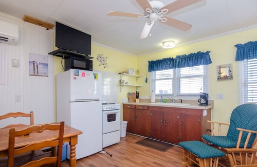Kure Beach Apartment | 1 BR Efficiency in Private Historic Motel w pool!