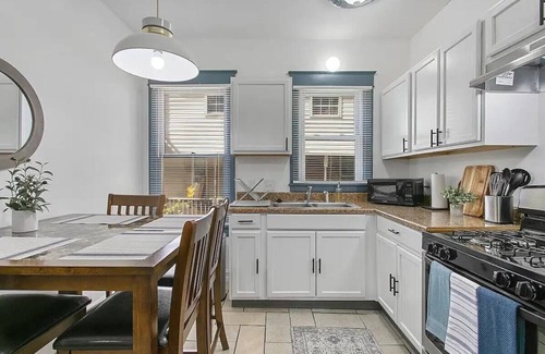 Independence House | 1 BR TownHome|Near Arrowhead|Hwy Access to DT KC