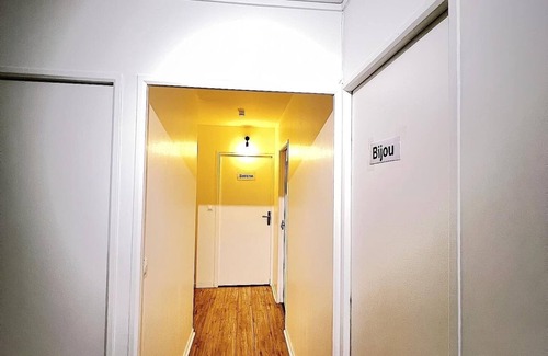 Noisy-le-Grand Apartment | 1 Familly Bedroom in Noisy-le-Grand 20' to Paris & Disneyland. Pet Friendly!