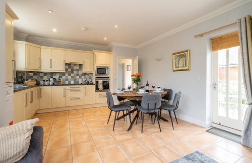 Saxmundham Cottage | 1 Hazelwood - sleeps 6 guests in 3 bedrooms