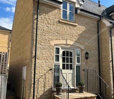 Witney House | 1 Holdan Mews, 1 bed house, free parking, central Witney