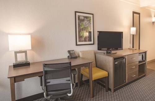 Arlington Hotel | 1 King Bed, Deluxe Room, La Quinta Inn, Pet-Friendly Comfort Near AT&T Stadium