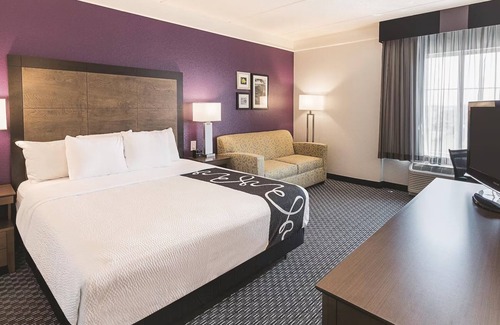 Arlington Hotel | 1 King Bed, Deluxe Room, La Quinta Inn, Pet-Friendly Comfort Near AT&T Stadium