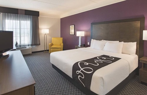 Arlington Hotel | 1 King Bed, La Quinta Inn, Breakfast & Outdoor Poolside Bliss Near Six Flags