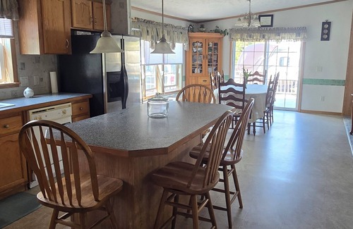 Castleton House | 1 Level easy access 3-BR Home in Historic Castleton close to travel destinations