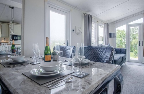Llanddowror Apartment | 1 Manor Lodge - 3 Bedroom Lodge - Pendine