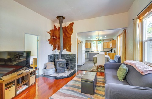 Bandon Cottage | < 1 Mi to Coquille River: Cottage w/Private Yard!