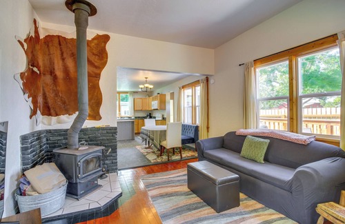 Bandon Cottage | < 1 Mi to Coquille River: Cottage w/Private Yard!