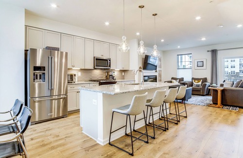 Cambridge House | < 1 Mi to Dtwn: Waterfront Townhome in Cambridge!