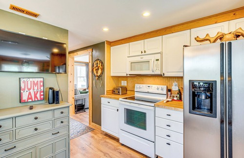 Lake Geneva Cottage | 1 Mi to Lake Geneva: Cottage w/On-Site Hiking